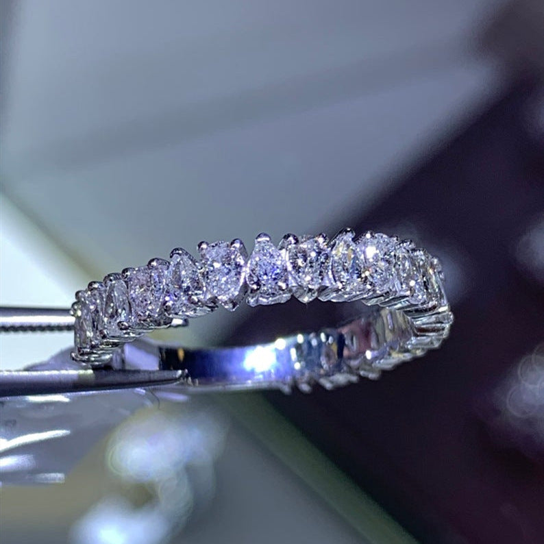 Anello di lusso con gocce d'acqua intarsiata