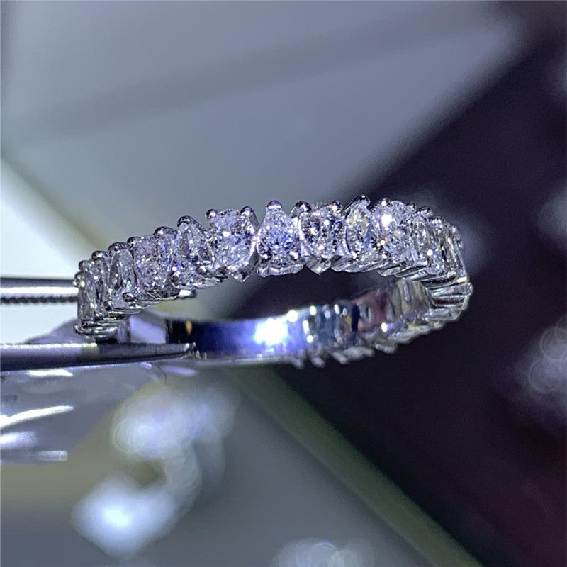 Anello di lusso con gocce d'acqua intarsiata